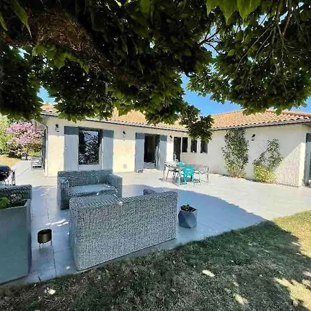 Logements Chaleureux Dans Maison Avec Piscine A 35 Min De Lyon Alix Exterior photo