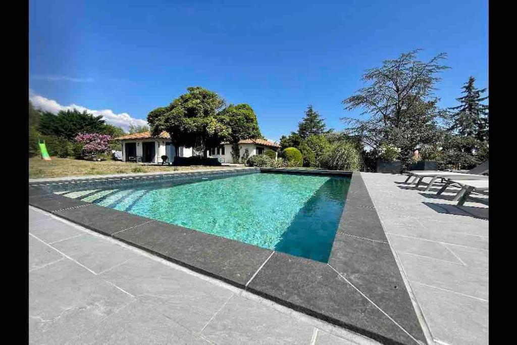 Chaleureux Dans Maison Avec Piscine A 35 Min De Lyon