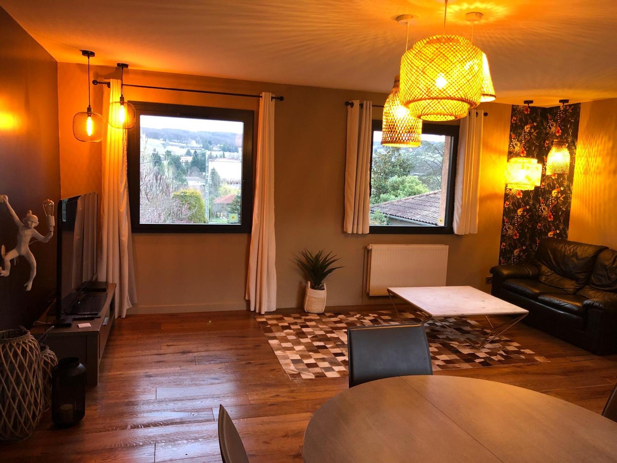 Chaleureux Dans Maison Avec Piscine A 35 Min De Lyon